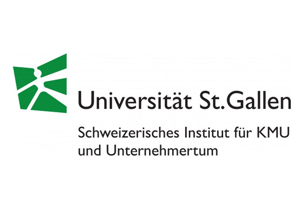 Das Bild zeigt das Logo der Universität St.Gallen in der Schweiz. Links im Bild ist ein abstraktes, grünes Emblem, das aus vier Dreiecken besteht, die ein Kreuz bilden, in dessen Mitte eine menschenähnliche Figur zu erkennen ist. Neben diesem Emblem steht in schwarzer Schrift "Universität St.Gallen" und darunter, in kleinerer Schrift, "Schweizerisches Institut für KMU und Unternehmertum". Die Typografie ist einfach und professionell, was der Darstellung eine akademische Würde verleiht.