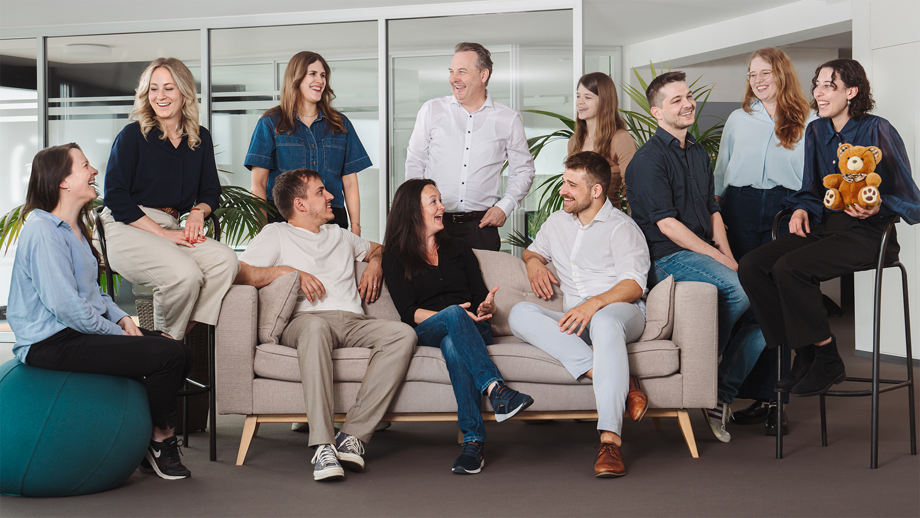 Teambild der Mitarbeitenden von Adveritas